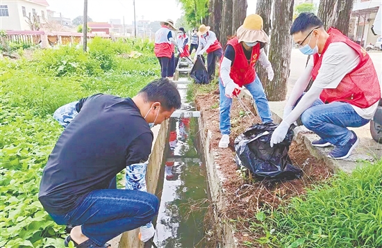 党员干部、志愿者、群众纷纷加入“五边”环境提升百日攻坚行动。