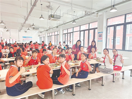 曾丽嫦（右一老师）与学生们的关系融洽。