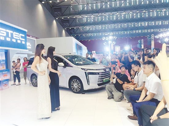 靓丽车模总会成为车展亮点。