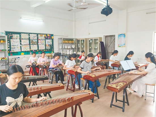 “和美筝团”一周三次课，每节课约80分钟，曾在省级舞台亮相。