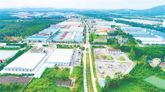 水步镇持续完善产业园区基础设施，配套建设道路、供水、供电、排污等设施。