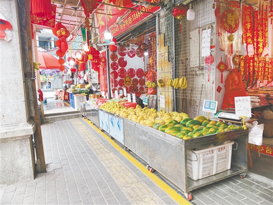 城管部门在重点路段重新划定标线后，商户在标线内经营。