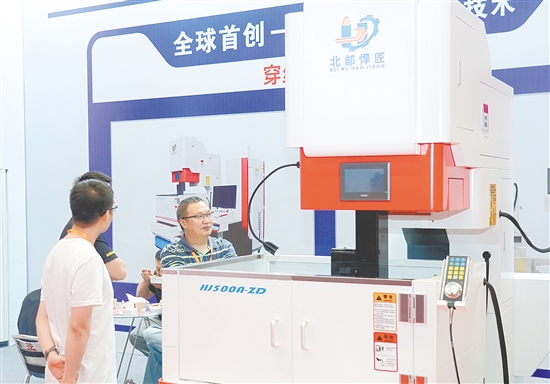 北部悍匠的自动穿丝中走丝机床吸引了不少技术爱好者前来观摩。