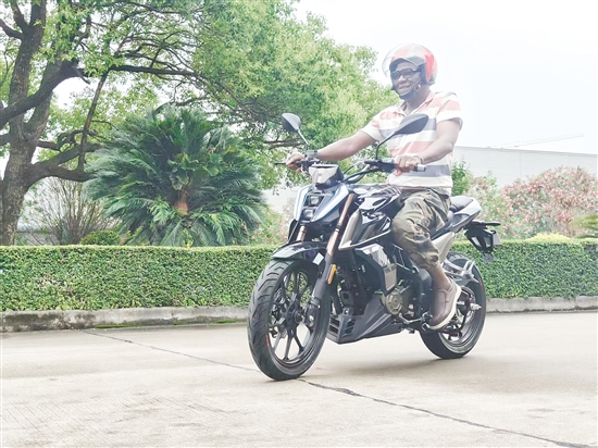 西非客商来到鹤山摩托车企业厂区，认真地进行样车测试。