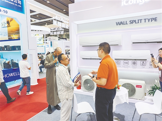 志格空调的展位上，客商向工作人员咨询产品信息。