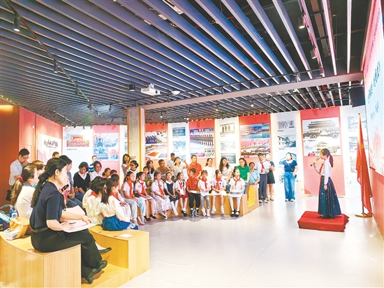 小学生依次登台，讲述英雄故事。