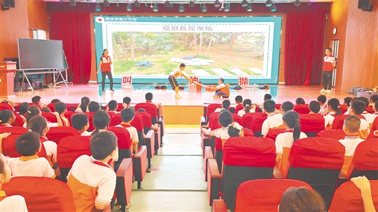 鹤山市红十字会宣讲团队采用“理论+实操”“线上+线下”相结合的模式，普及防溺水知识与急救技能。