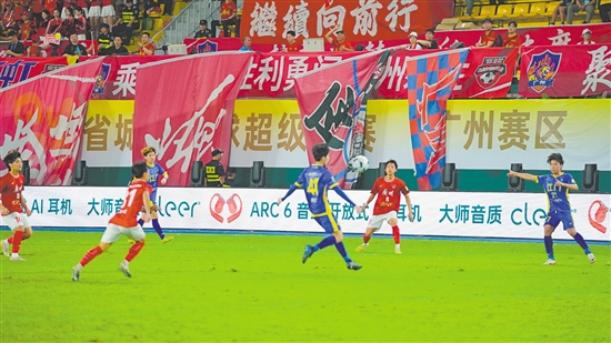 江门队在比赛中敢打敢拼，展现出顽强斗志。陈俊锋