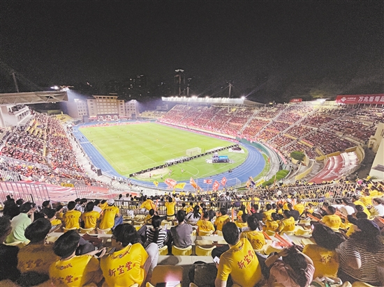 粤超揭幕战现场。