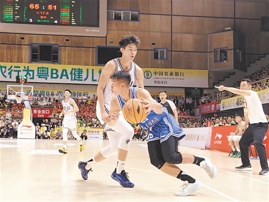 粤BA赛场上，江门队球员运球突防。