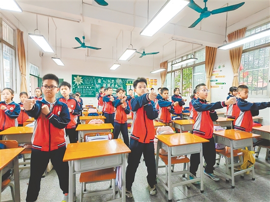 学生们在教室里练习武术‌。
