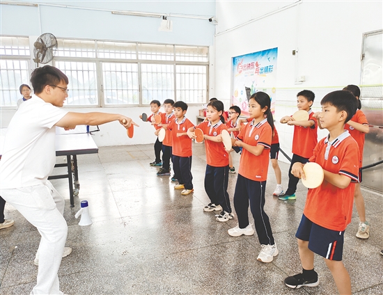 雨天时，乒乓球操也精彩。