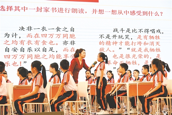 黄淑桦执教的思政课《弘扬优秀家风》让人眼前一亮。