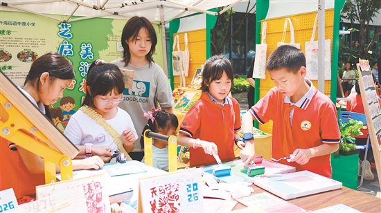 学生们体验拓印。