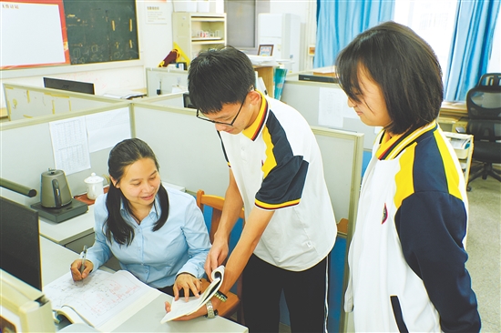 施敏仪在辅导学生。