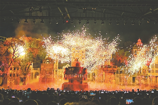 赤坎华侨古镇的火秀吸引众多游客。