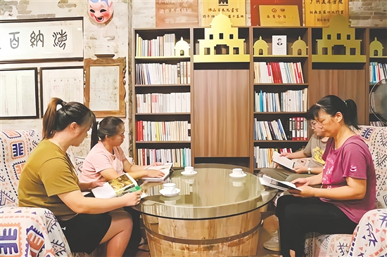 塘口镇碉民部落民宿“无负今日”书房营造沉浸式阅读氛围。