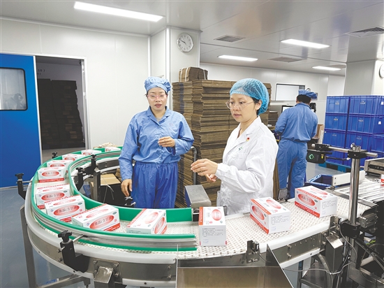 甘美婵（中）帮助药企开展技术攻坚。