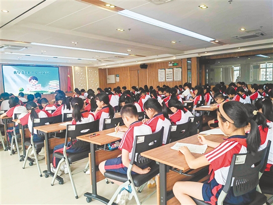 校内现场写作大会上，同学们奋笔疾书。