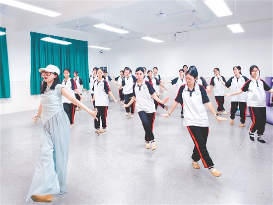伴随着轻快灵动的东南亚音乐节奏，学生们翩然起舞。