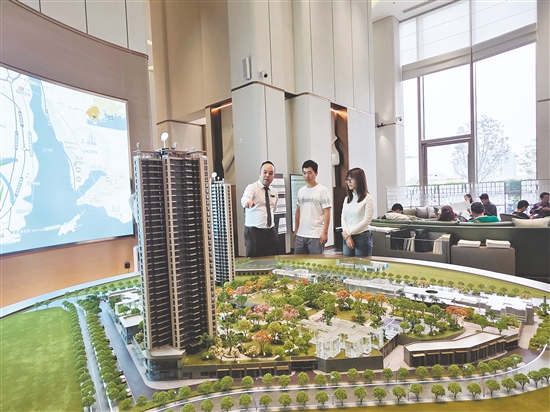 “五一”假期以来，我市各大楼盘迎来不少看房市民。