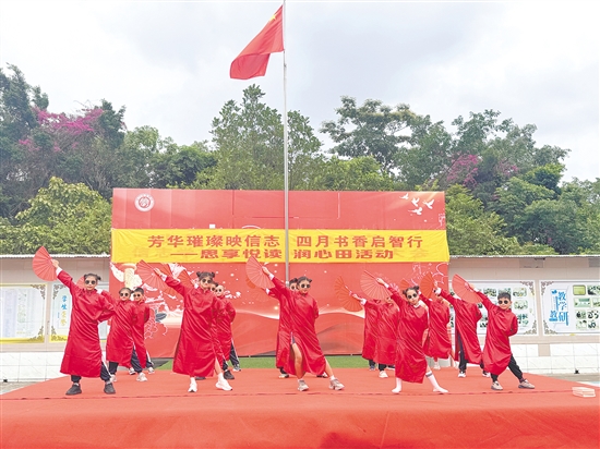 小学语文科组带来戏剧表演《戏说四大名著》。