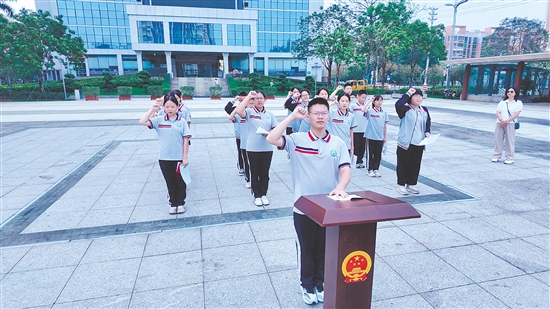 学生们在法治广场庄严宣誓。