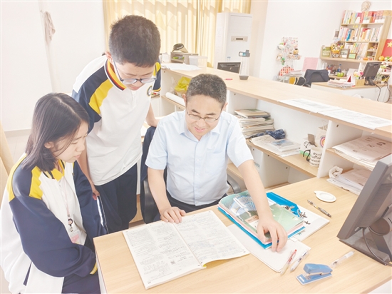 彭博在指导学生。