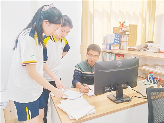黄良发在解答学生问题。