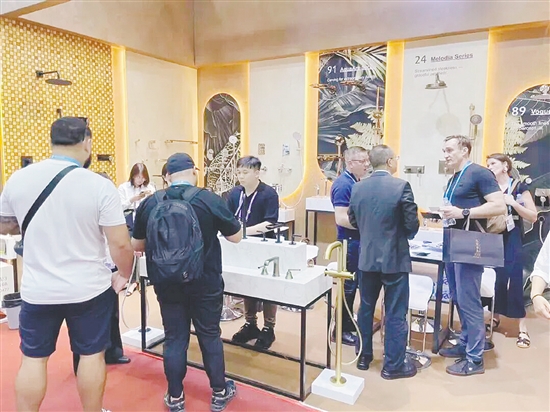 本届广交会期间，鹤山参展水暖五金卫浴企业累计接待来自欧洲、中东、东南亚、非洲、美洲等50多个国家和地区的采购商超2000人次，收获了可观的意向订单。