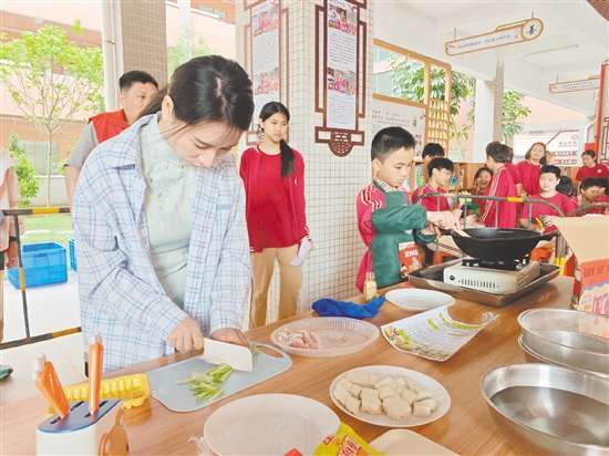 鹤山市翰林学校举办首届亲子厨神争霸赛，学生与家长通力合作，烹饪出一道道美味菜品。