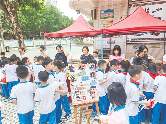 沙坪四小开展爱心义卖活动，学生们在讨价还价中锻炼沟通能力，在交易互动中感受劳动与分享的快乐。