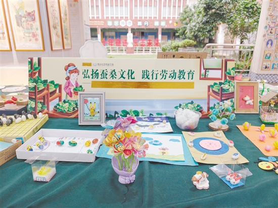 学生们充分发挥奇思妙想，以蚕茧为材料，创作了一系列丰富多彩的手工艺品。