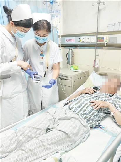 护士手持PDA，为患者提供智慧护理服务。