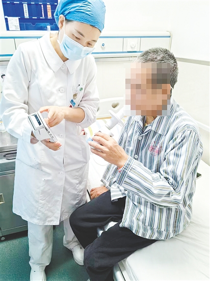 呼吸与重症医学科护理团队利用呼吸肌群训练器，为患者强化康复能力。