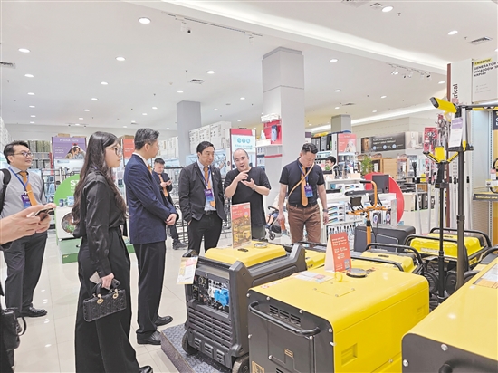 江门企业家考察印尼长友集团旗下商场,深入了解当地的产品和市场。 江门企业家考察印尼长友集团旗下商场,深入了解当地的产品和市场。