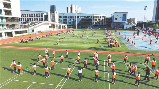 鹤山市沙坪街道第一小学（东校区）的课间很热闹。