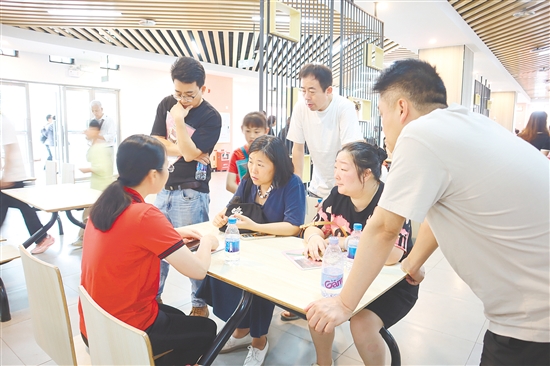 学校老师为家长进行一对一答疑。
