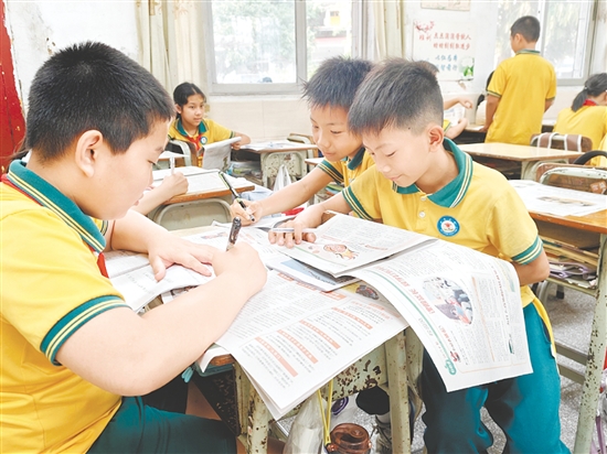 同学们一起阅读《青苹果》。