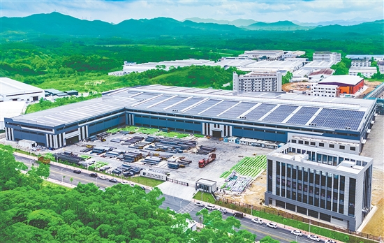 三合镇做强工业制造，推动东建重工等优质项目投产见效，培育金属制品、装备制造等产业集聚效应。