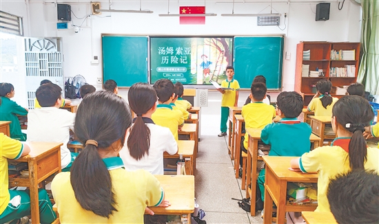 六年级学生开展班级读书分享会，畅谈阅读感悟，分享经典好书，交流所思所感。
