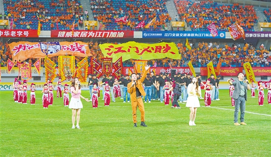 5月2日晚,粤超江门队主场对阵肇庆队的比赛,以“音乐+赛事”的创新形式,演奏出“体育+文明”的激情交响。 5月2日晚,粤超江门队主场对阵肇庆队的比赛,以“音乐+赛事”的创新形式,演奏出“体育+文明”的激情交响。