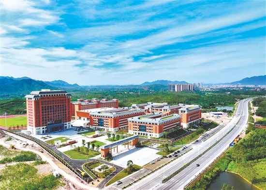 发展大道片区是恩平城市扩容提质的核心区域，恩平市坚持“产城融合、美学赋能”，既要产业强，也要环境美、生活好。