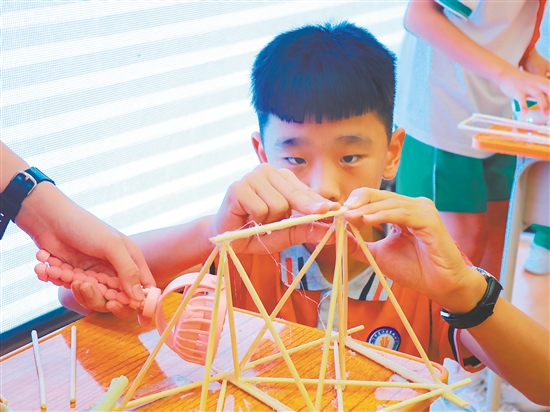 参赛选手制作竹桥。