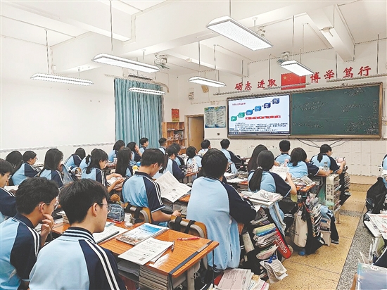 专家团队在给创新实验班学子们上课。