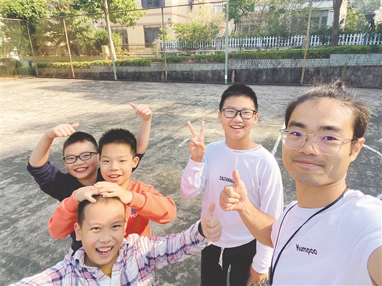孩子们喜欢在家门口快乐运动。