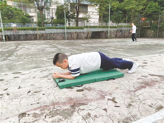 一对一家门口的体育课让孩子能在放松的环境下更好地锻炼。