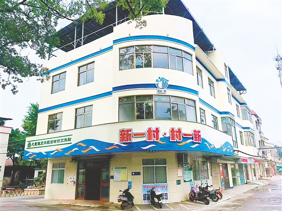 位于新一村村口的村标logo设计新颖，格外吸睛。