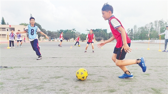 孩子们日复一日,坚持训练。 孩子们日复一日,坚持训练。