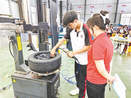 本届竞赛紧扣职业教育办学方向，涵盖学校各主干专业，设置26个贴合市场需求、对接岗位标准的专业赛项。